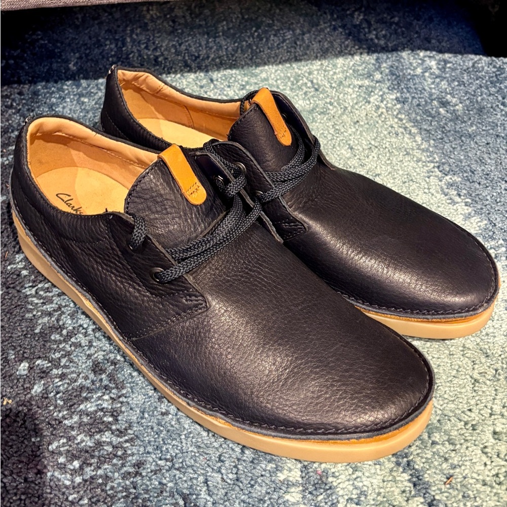 Clarks Men's Black Oakland Leather Oxford Shoes with Tan Sole